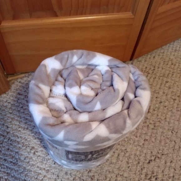 Plush throw blanket. 5 by 6 feet. Super soft! - Picture 8 of 8